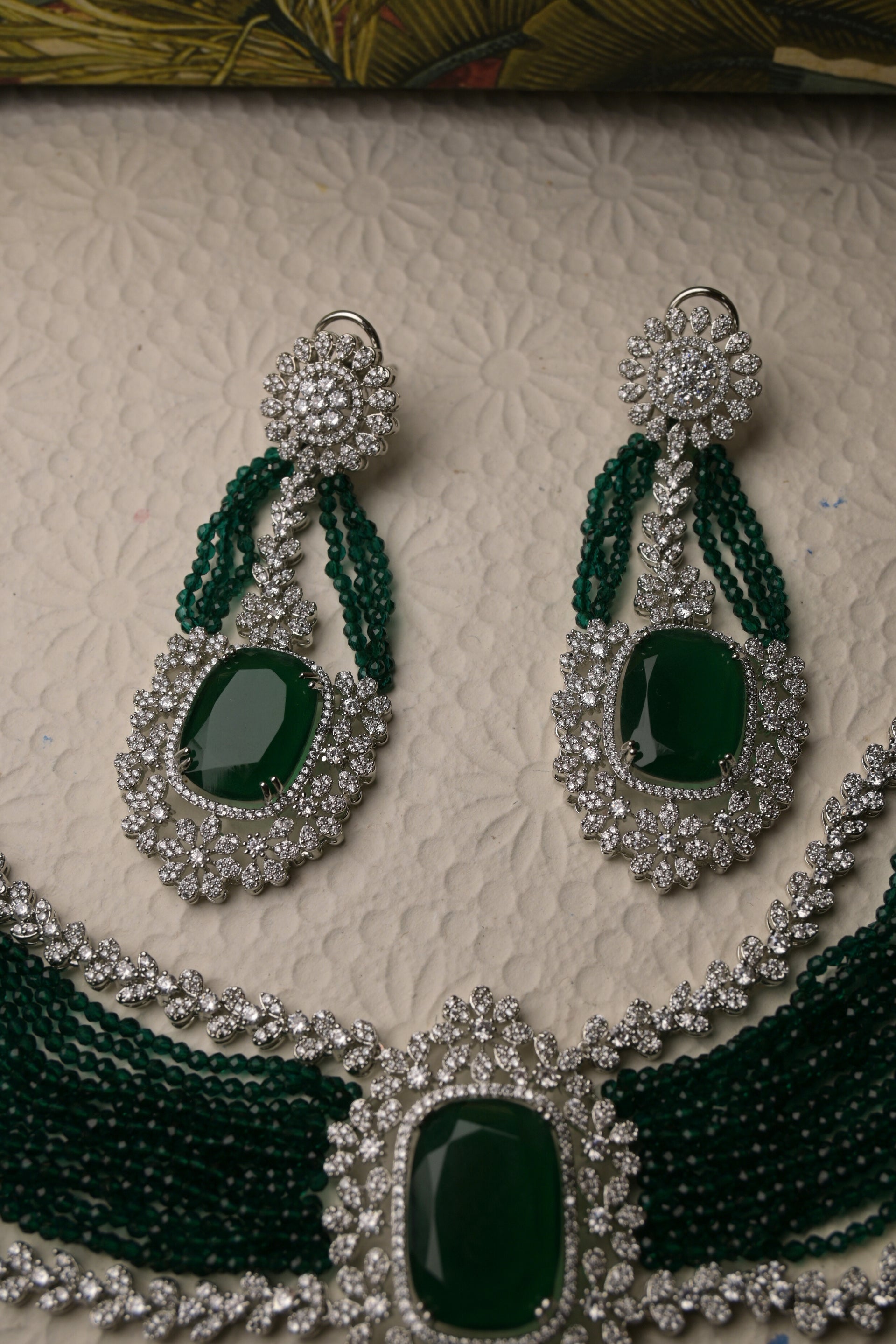 Emerald chocker