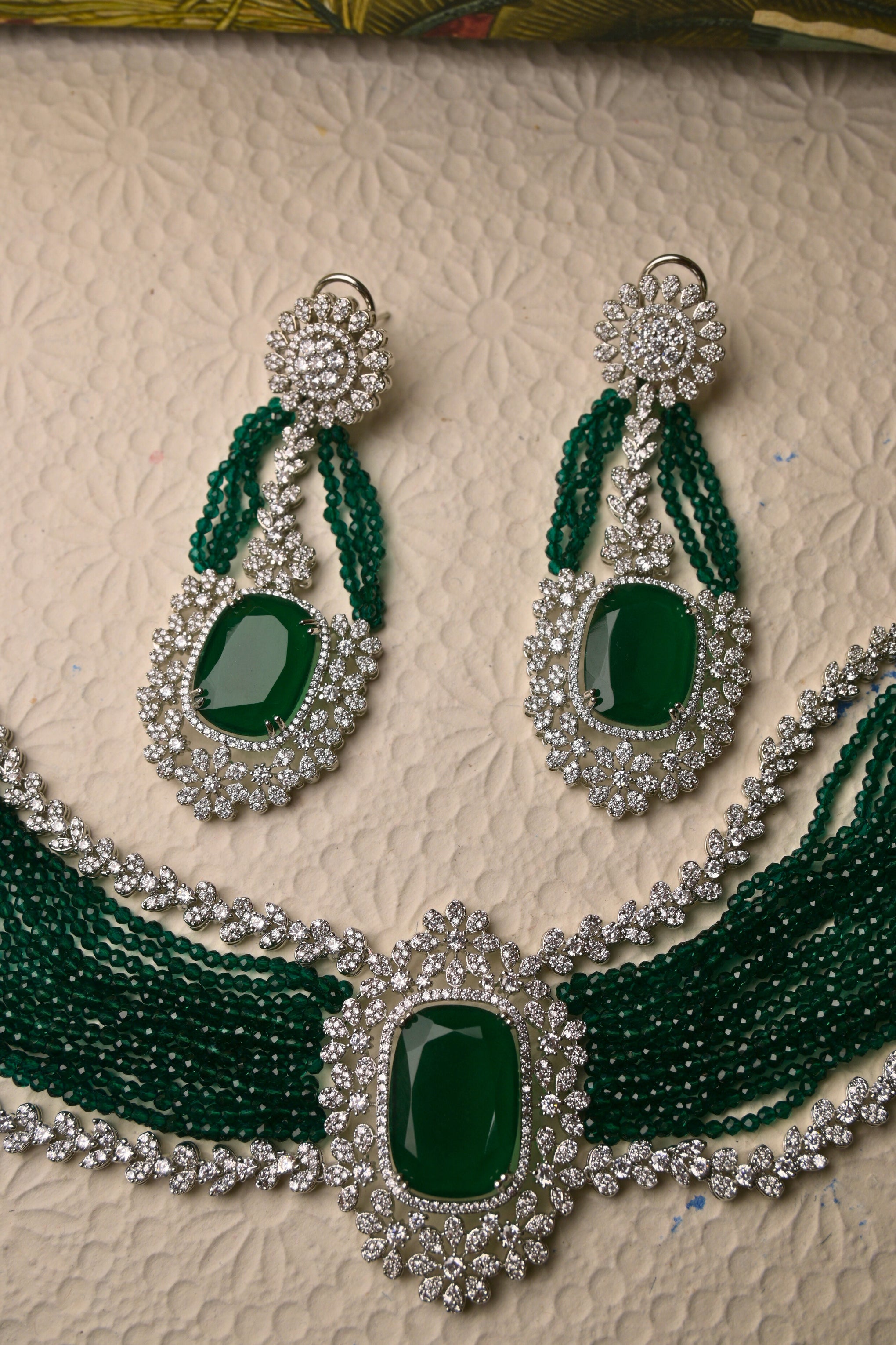 Emerald chocker