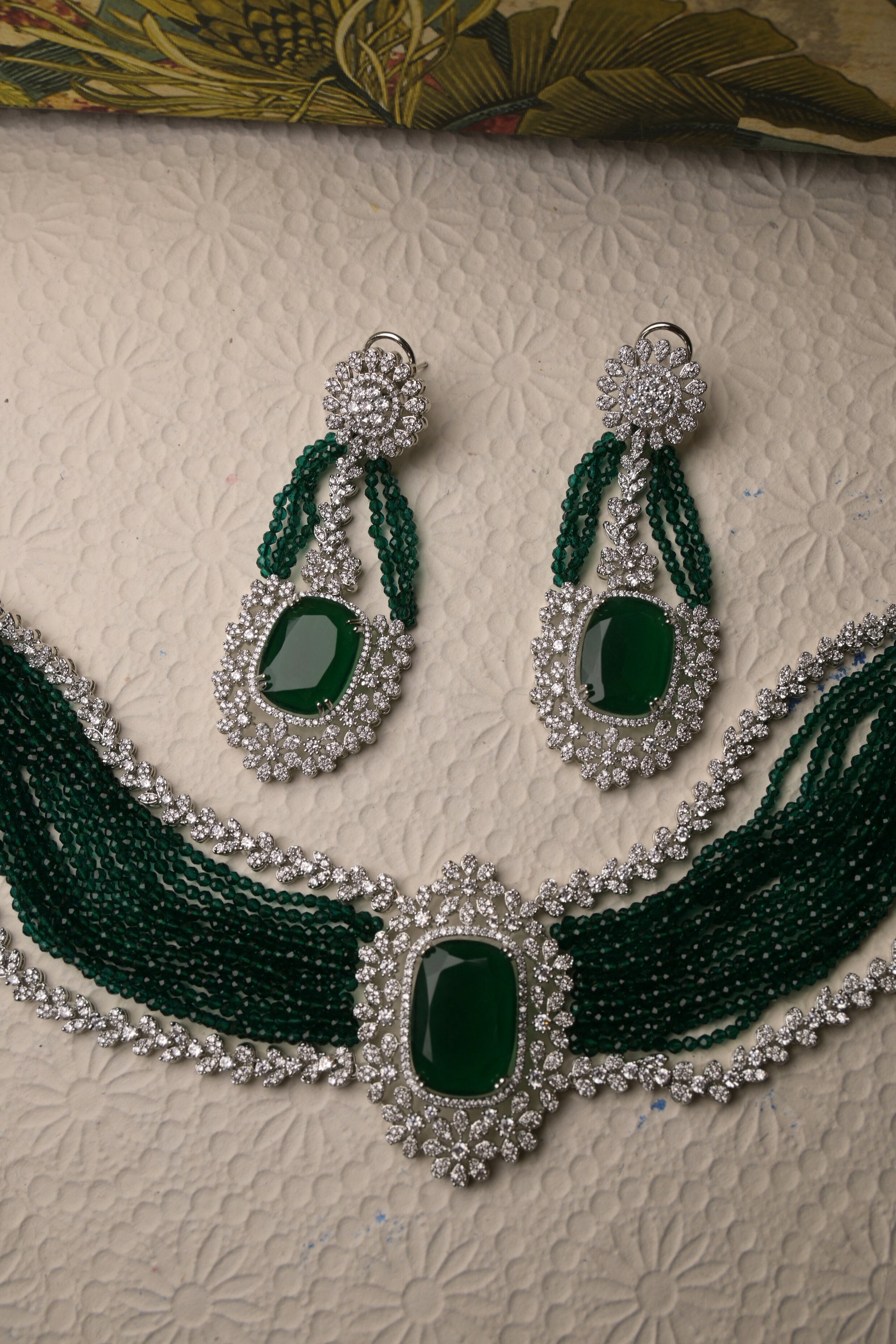 Emerald chocker